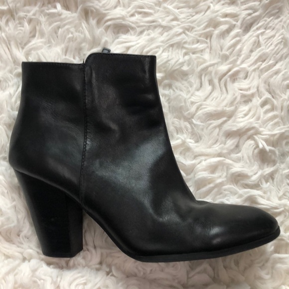 Adrienne Vittadini Shoes - Adrienne Vittadini black leather booties.